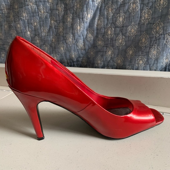 Red heels! - Picture 2 of 8
